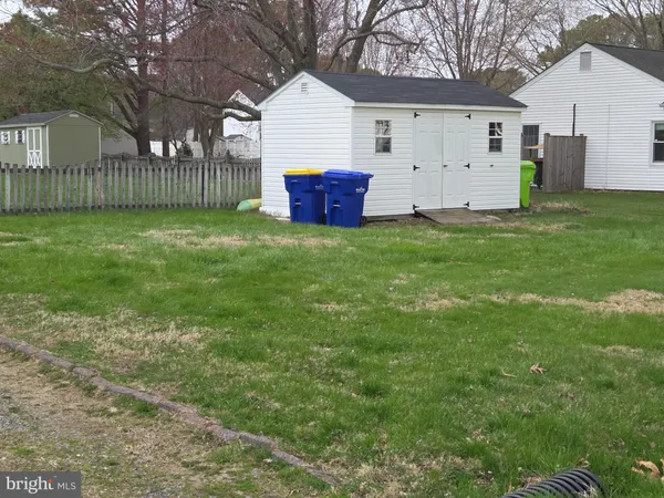 a view of a house with backyard