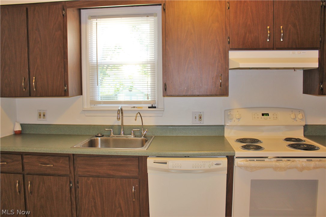 1184 Gordon Road Lyndhurst, OH 44124 - Photo 3 of 22 Range was installed August 2016 and has never been used!