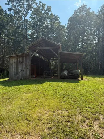 a view of a backyard