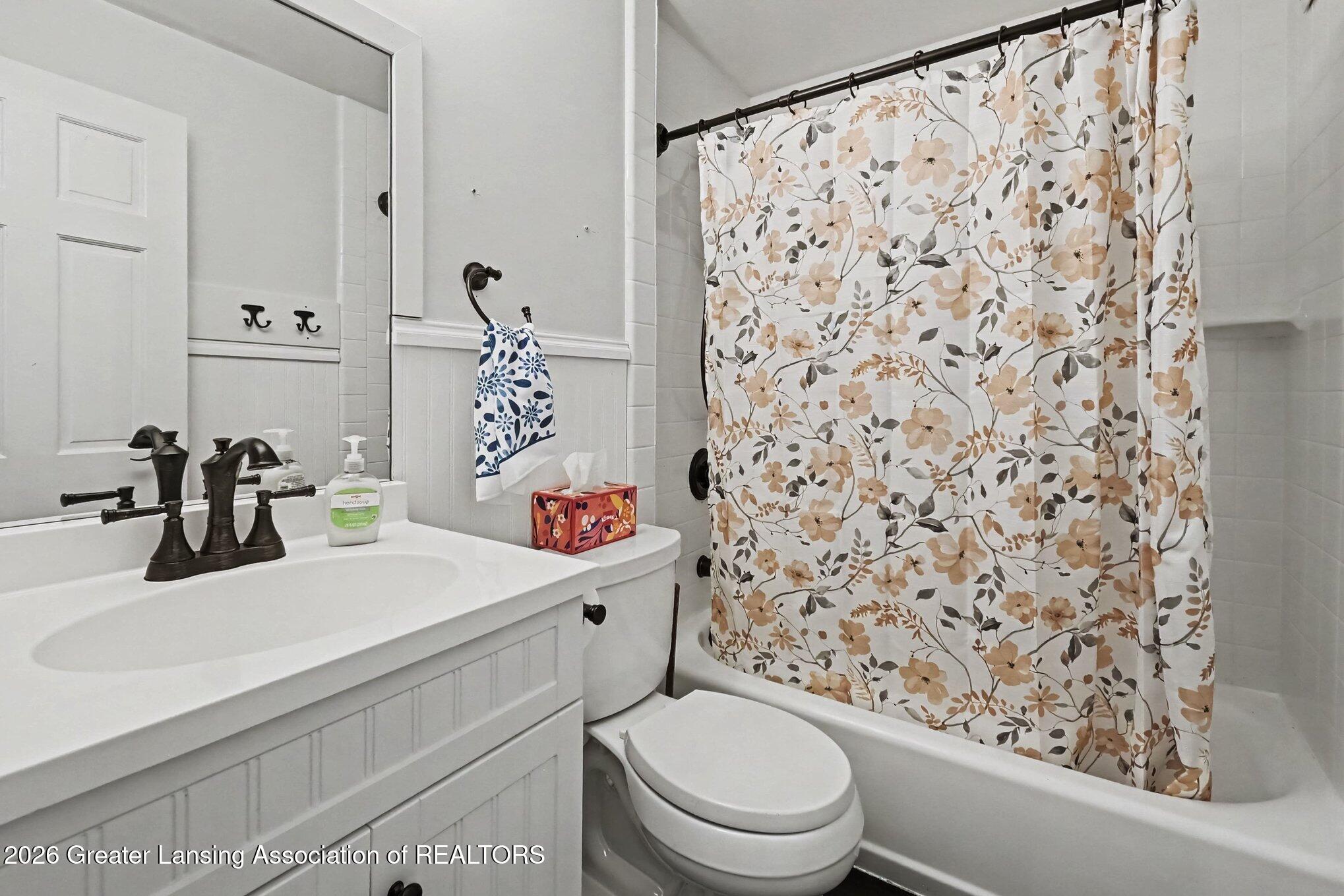 5490 West Howe Road Dewitt, MI 48820 - Photo 12 of 59 Full Bathroom