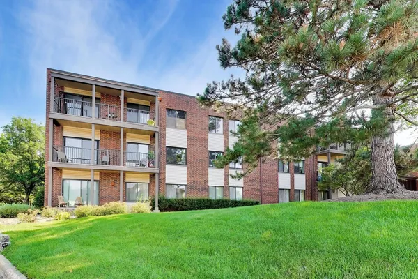 $385,000 | 3070 Pheasant Creek Drive, Unit 204, Northbrook, IL 60062