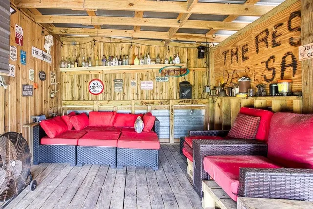 a view of a house with backyard