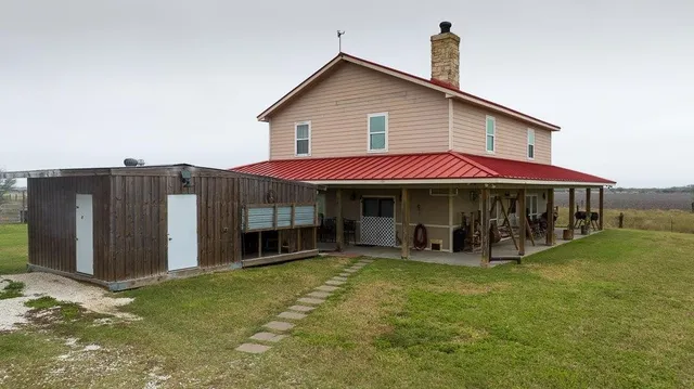 a view of a house with backyard and porch