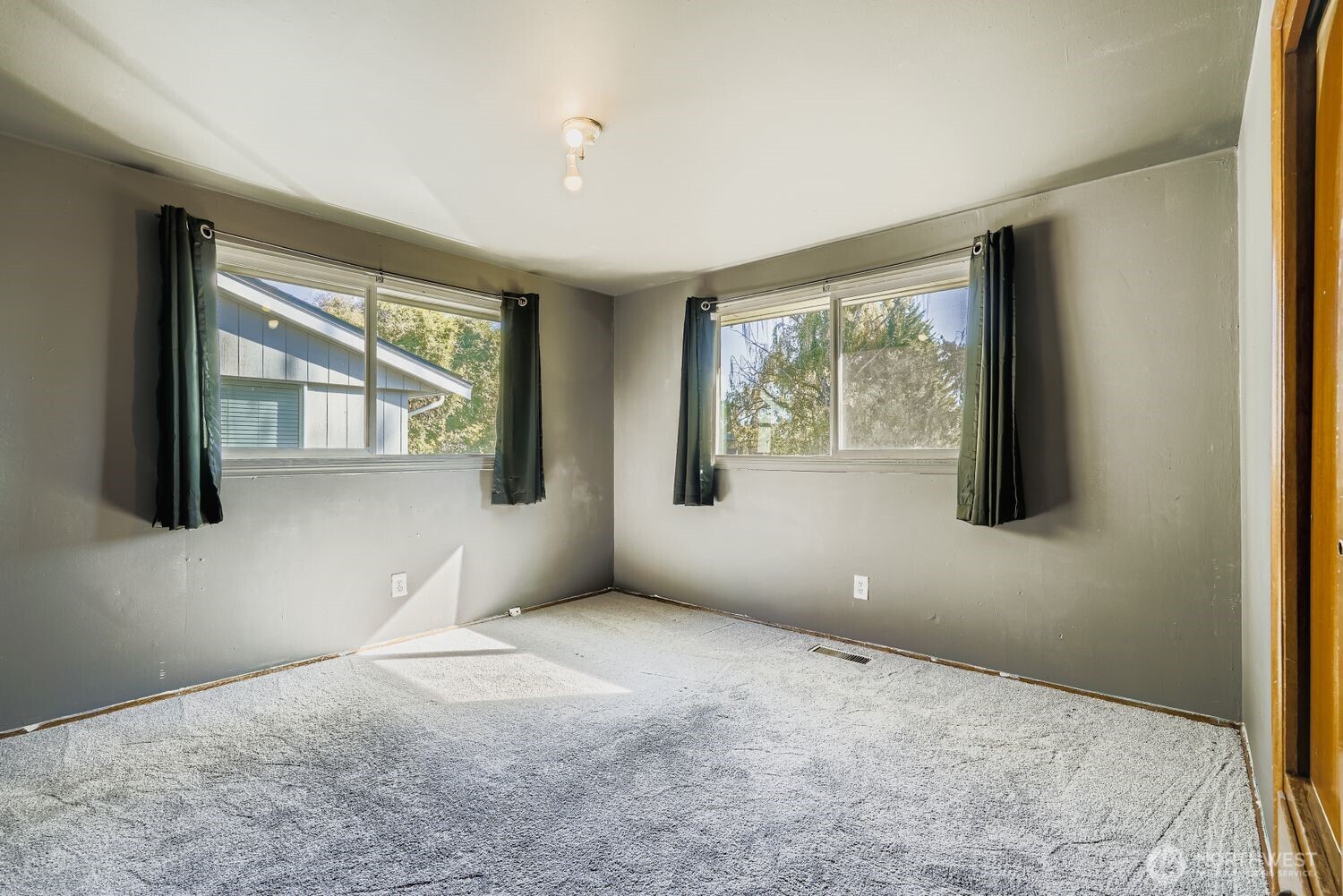 14630 3rd Avenue Southwest Burien, WA 98166 - Photo 6 of 12