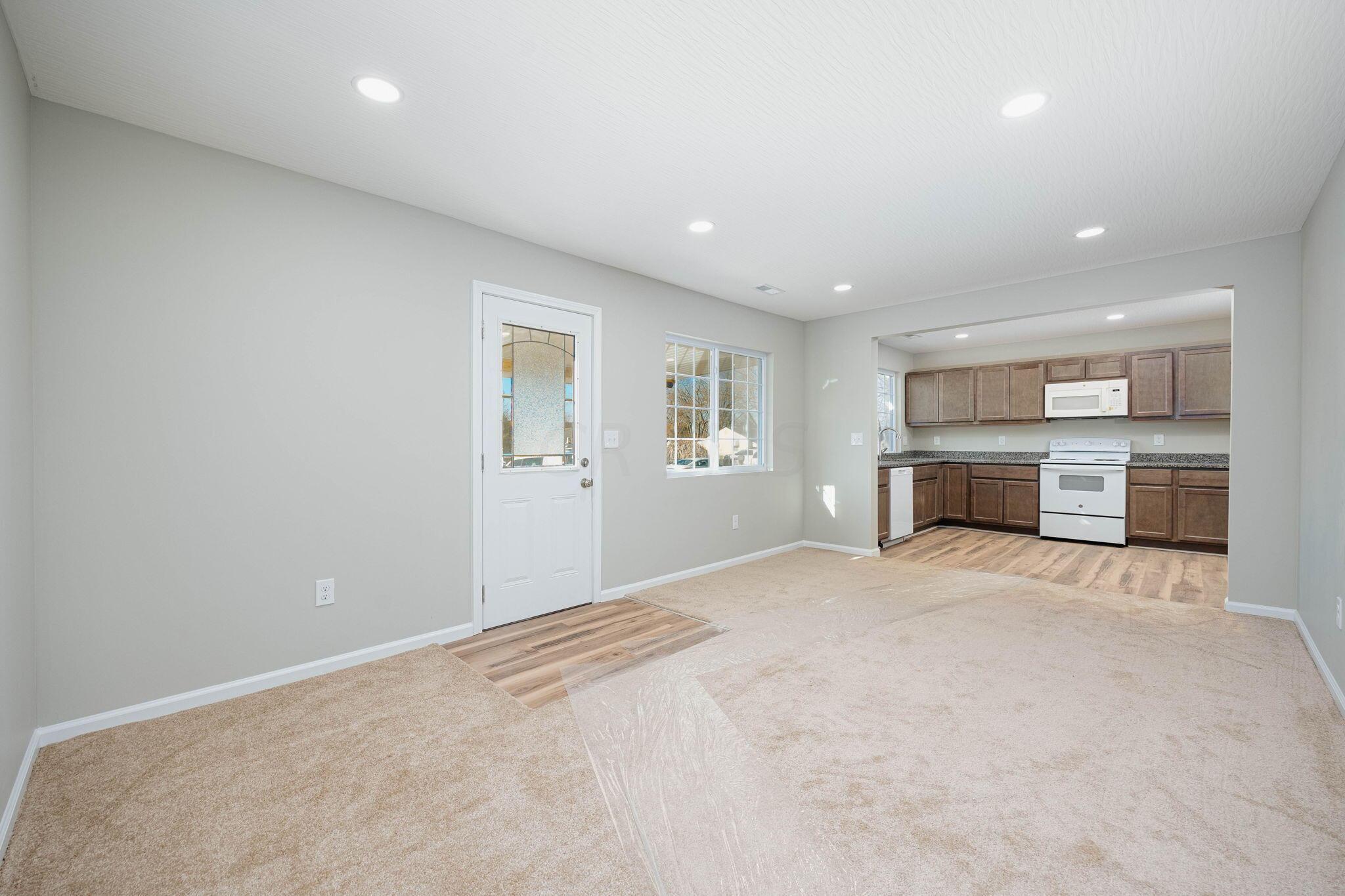 738 Stockbridge Road Columbus, OH 43207 - Photo 9 of 33 7-web-or-mls-738 Stockbridge Rd 007