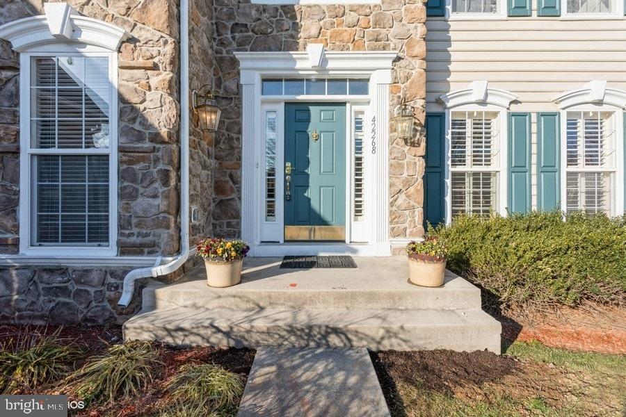 42268 Providence Ridge Drive Chantilly, VA 20152 - Photo 5 of 57