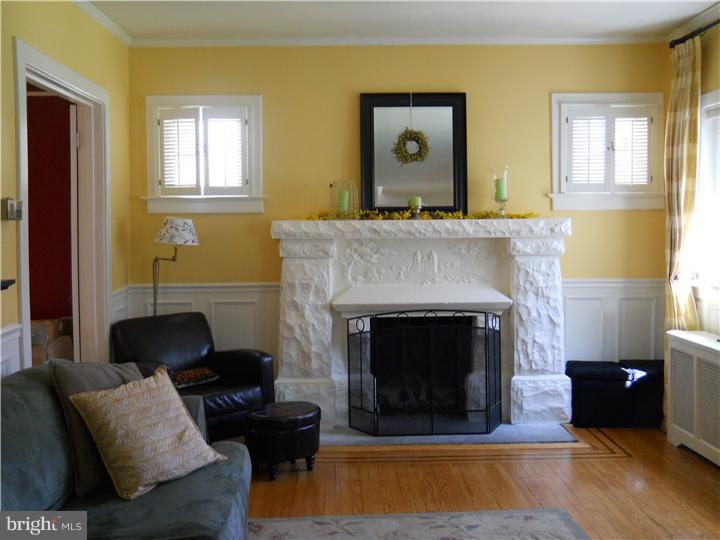 36 Forest Road Springfield, PA 19064 - Photo 5 of 24 Living Room