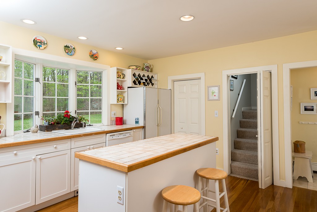 112 Gannett Road Scituate, MA 02066 - Photo 5 of 30 Gallery Image 5