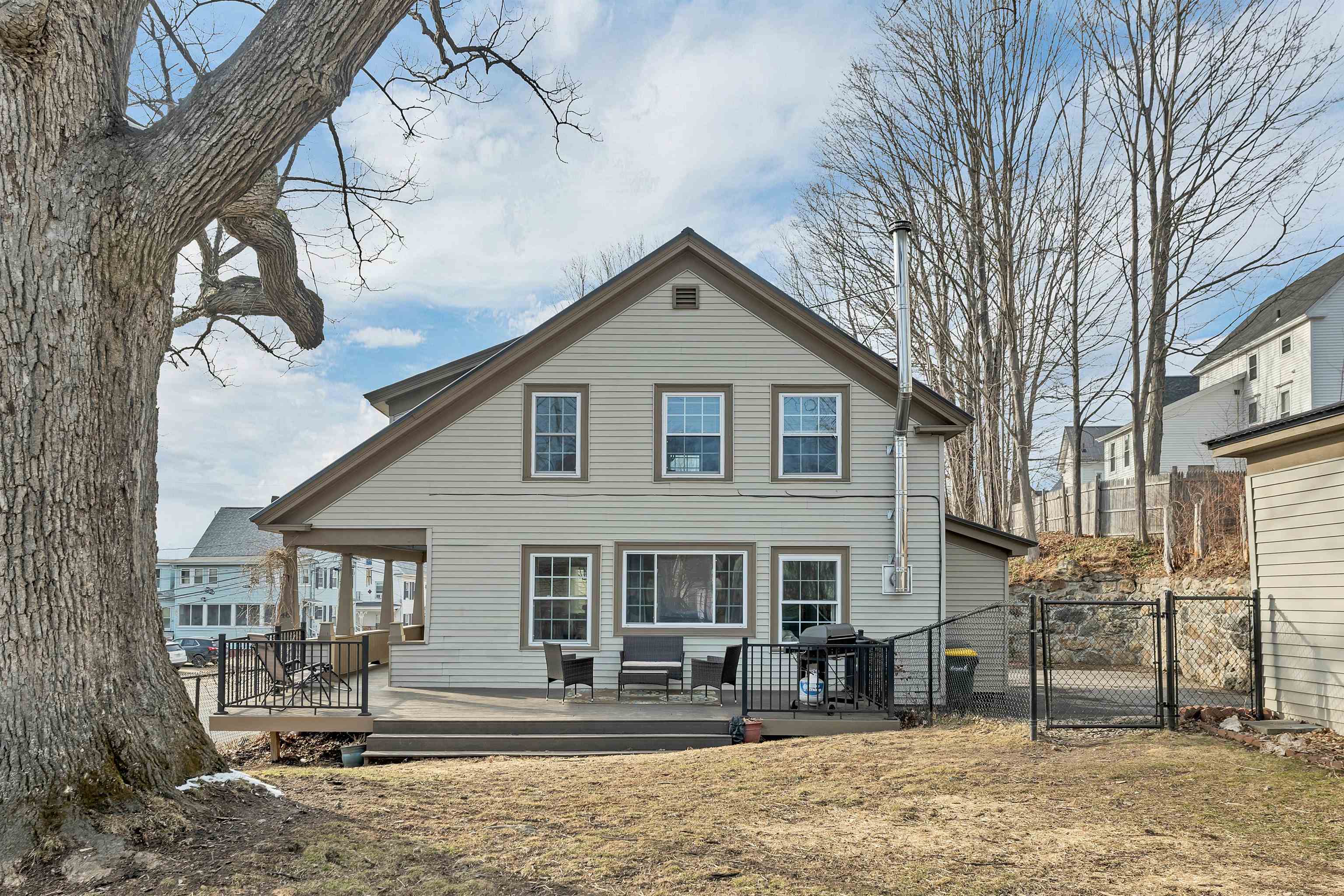 48 Baldwin Street Laconia, NH 03246 - Photo 4 of 60