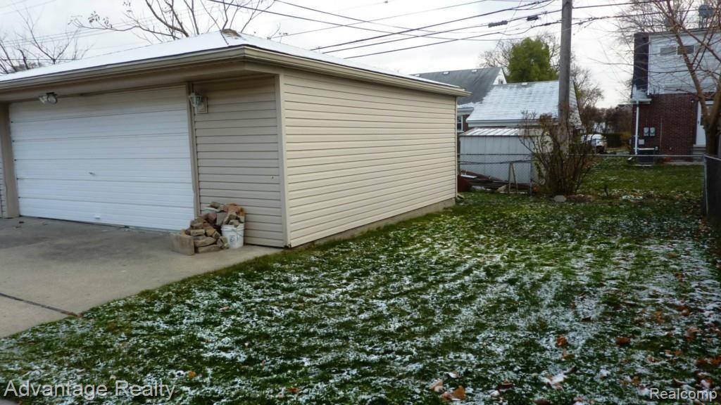 7250 Helen Street Center Line, MI 48015 - Photo 5 of 27 7250 Helen garage and side yard.jpg