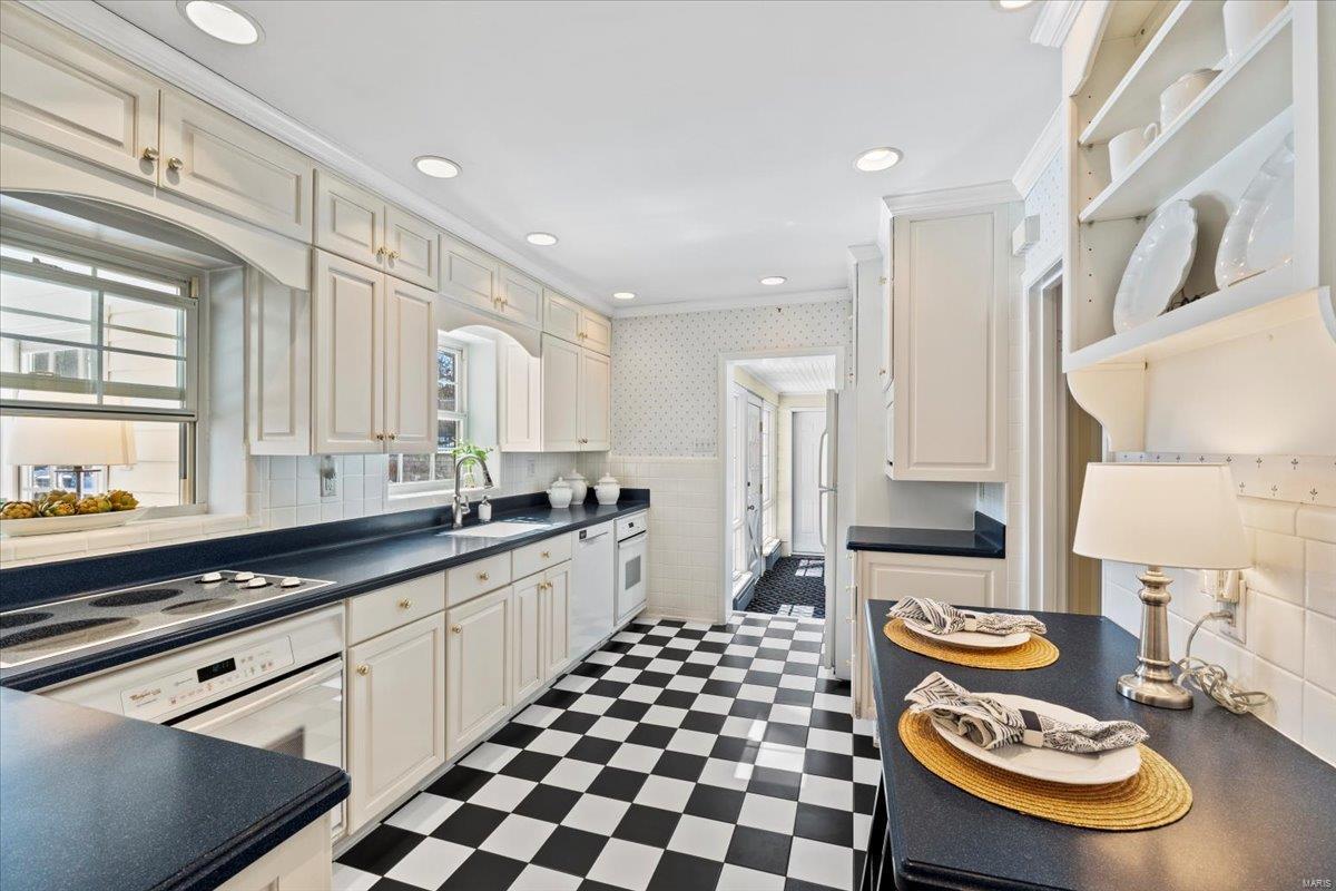 2 Nassau Drive St. Louis, MO 63124 - Photo 12 of 36