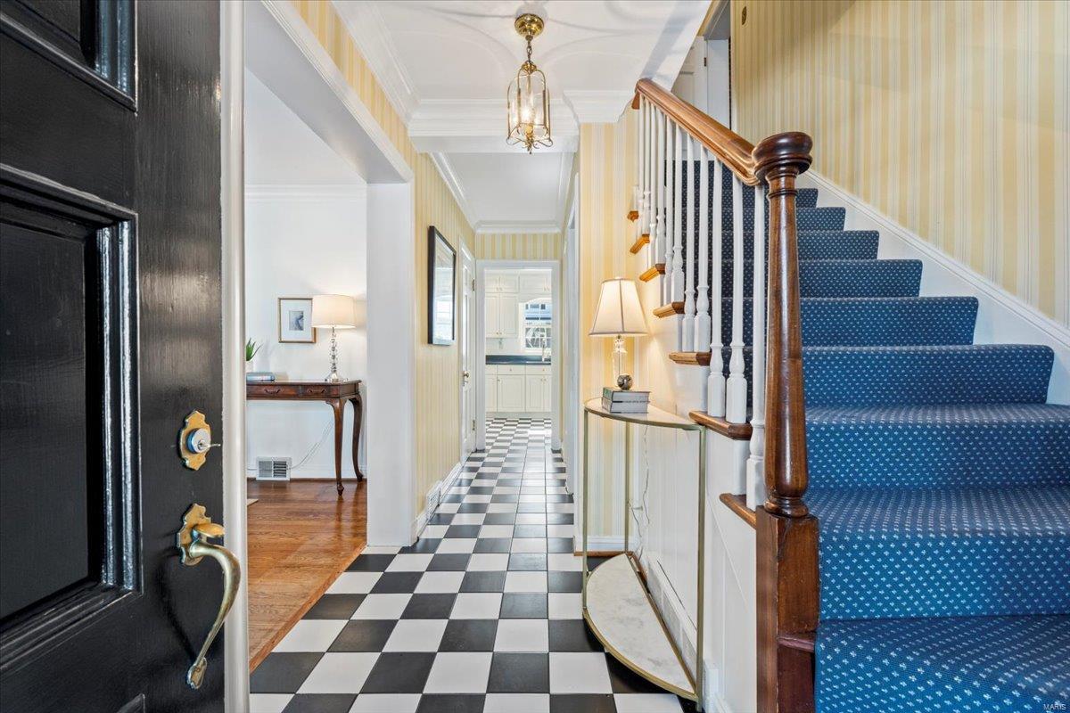 2 Nassau Drive St. Louis, MO 63124 - Photo 2 of 36