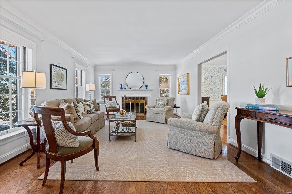 2 Nassau Drive St. Louis, MO 63124 - Photo 3 of 36