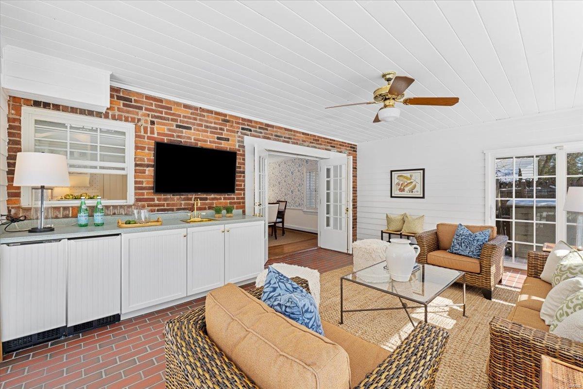 2 Nassau Drive St. Louis, MO 63124 - Photo 9 of 36