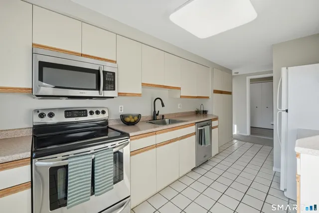 $229,900 | 3 Hunters Run, Unit 3, Cromwell, CT 06416