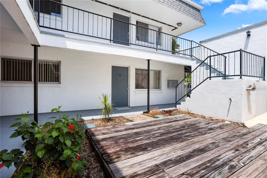 303 Ridge Boulevard, Unit 110 South Daytona, FL 32119 - Photo 5 of 33 a backyard of a house