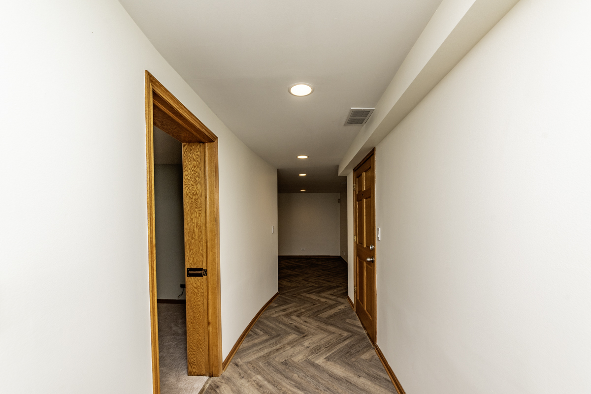 4625 North Dover Street, Unit G Chicago, IL 60640 - Photo 18 of 26 a view of hallway with a hallway