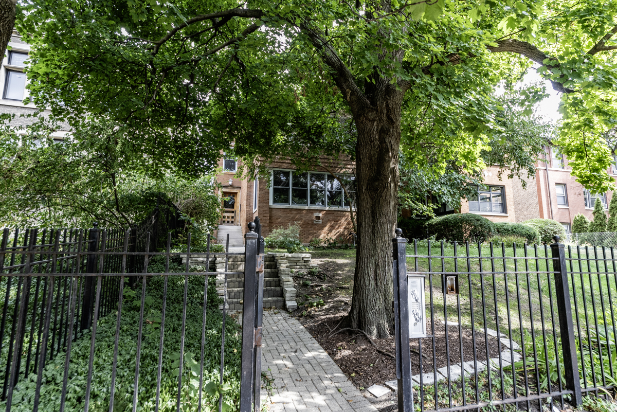 4625 North Dover Street, Unit G Chicago, IL 60640 - Photo 2 of 26 a view of a yard from a balcony