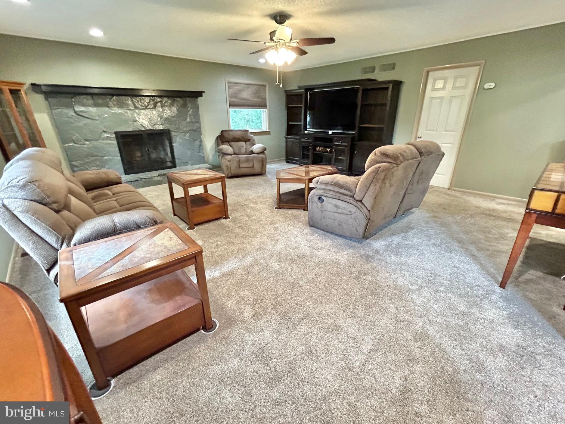 909 Old York Road Burlington, NJ 08016 - Photo 30 of 71 Living Room