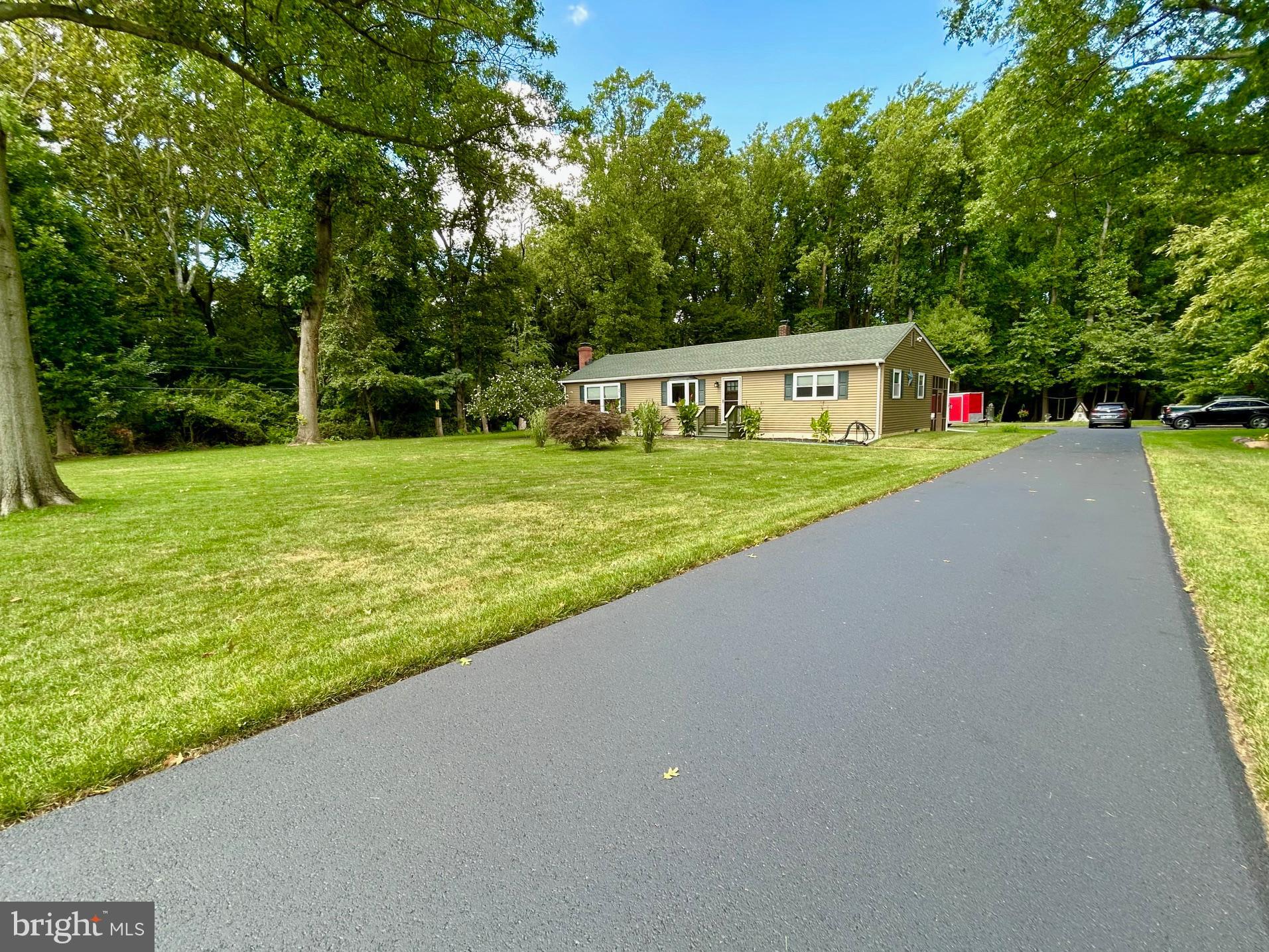 909 Old York Road Burlington, NJ 08016 - Photo 6 of 71 Paved Driveway