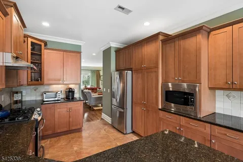 $635,000 | 28 Schmidt Circle, Watchung, NJ 07069