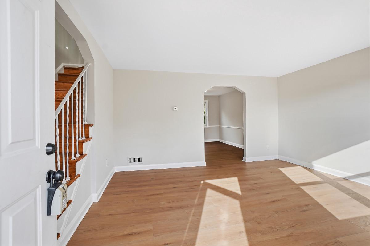 162 Cherrydell Road Baltimore, MD 21228 - Photo 4 of 31 Living Room