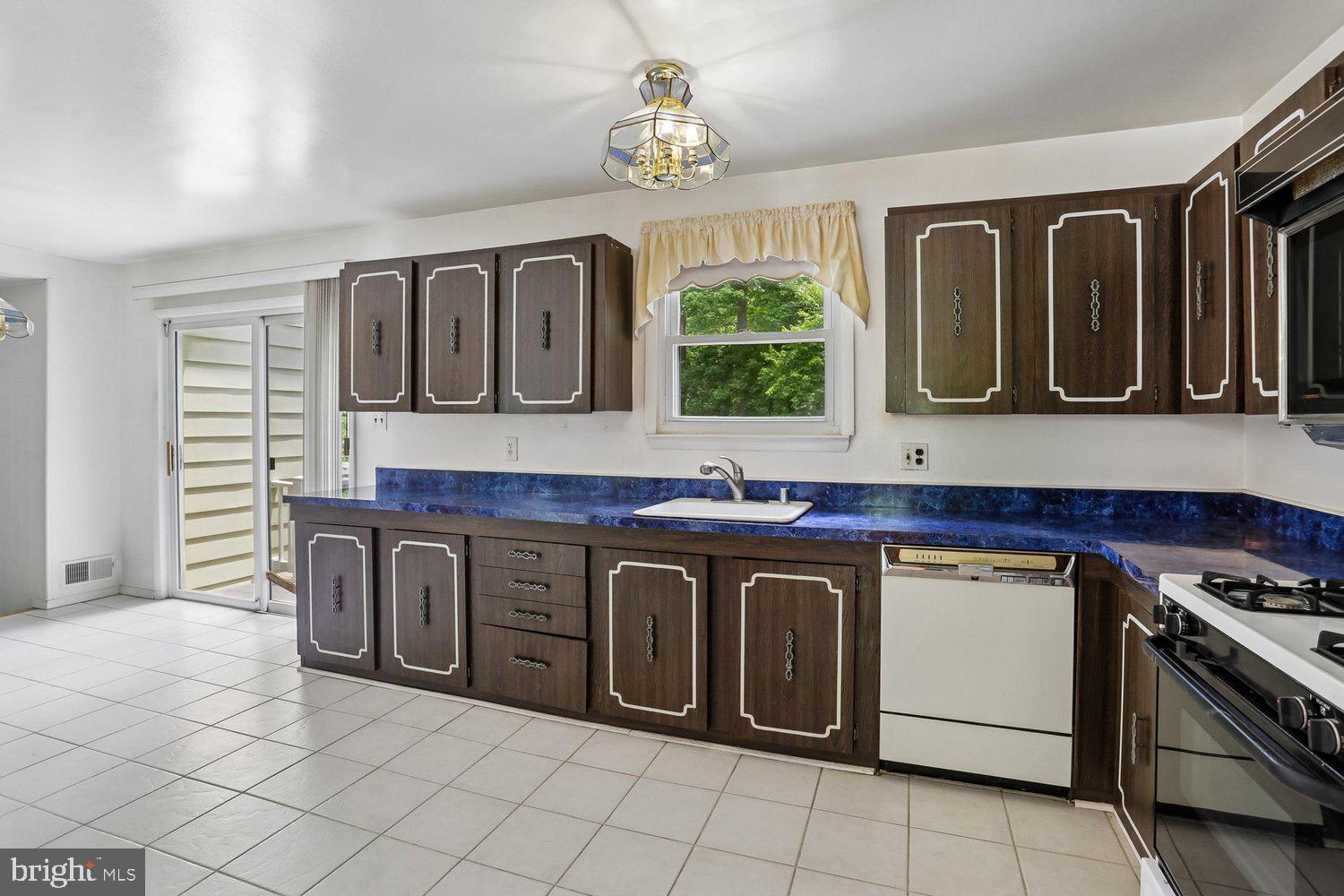 8303 Montpelier Drive Laurel, MD 20708 - Photo 9 of 41 Kitchen