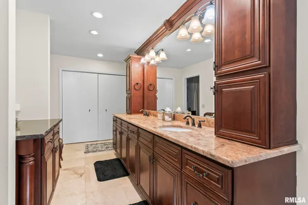 $658,000 | 2421 East Lake Shore Drive, Springfield, IL 62712