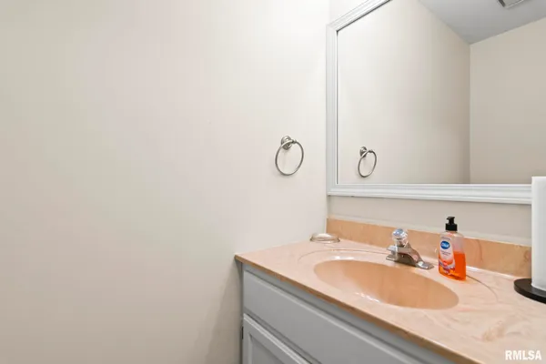 $658,000 | 2421 East Lake Shore Drive, Springfield, IL 62712