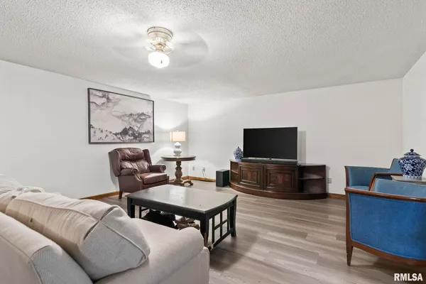 $658,000 | 2421 East Lake Shore Drive, Springfield, IL 62712