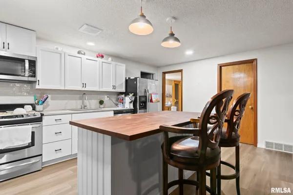 $658,000 | 2421 East Lake Shore Drive, Springfield, IL 62712