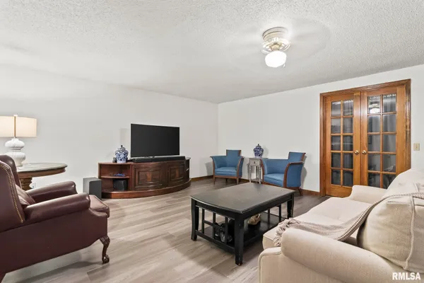 $658,000 | 2421 East Lake Shore Drive, Springfield, IL 62712