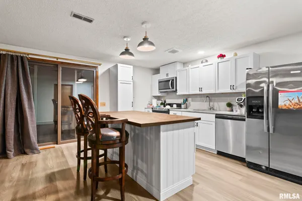 $658,000 | 2421 East Lake Shore Drive, Springfield, IL 62712