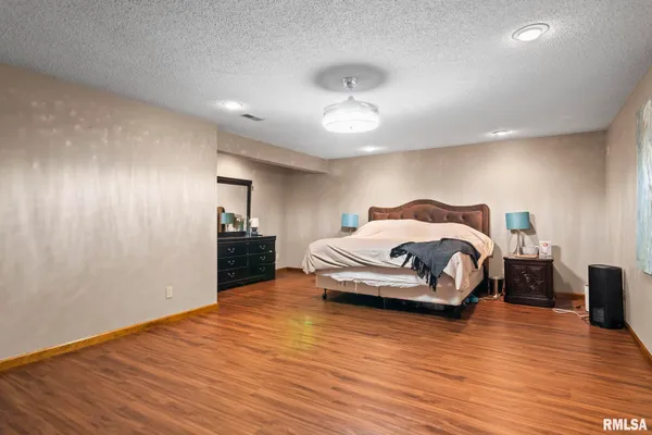 $658,000 | 2421 East Lake Shore Drive, Springfield, IL 62712