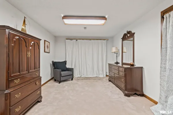 $658,000 | 2421 East Lake Shore Drive, Springfield, IL 62712