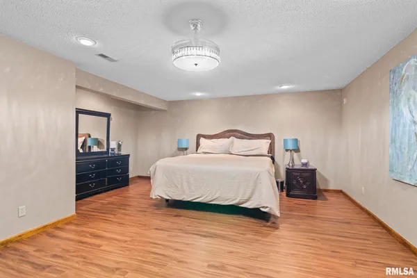 $658,000 | 2421 East Lake Shore Drive, Springfield, IL 62712