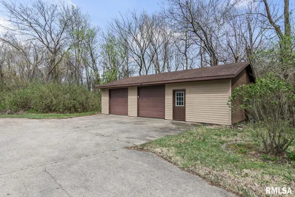 $658,000 | 2421 East Lake Shore Drive, Springfield, IL 62712