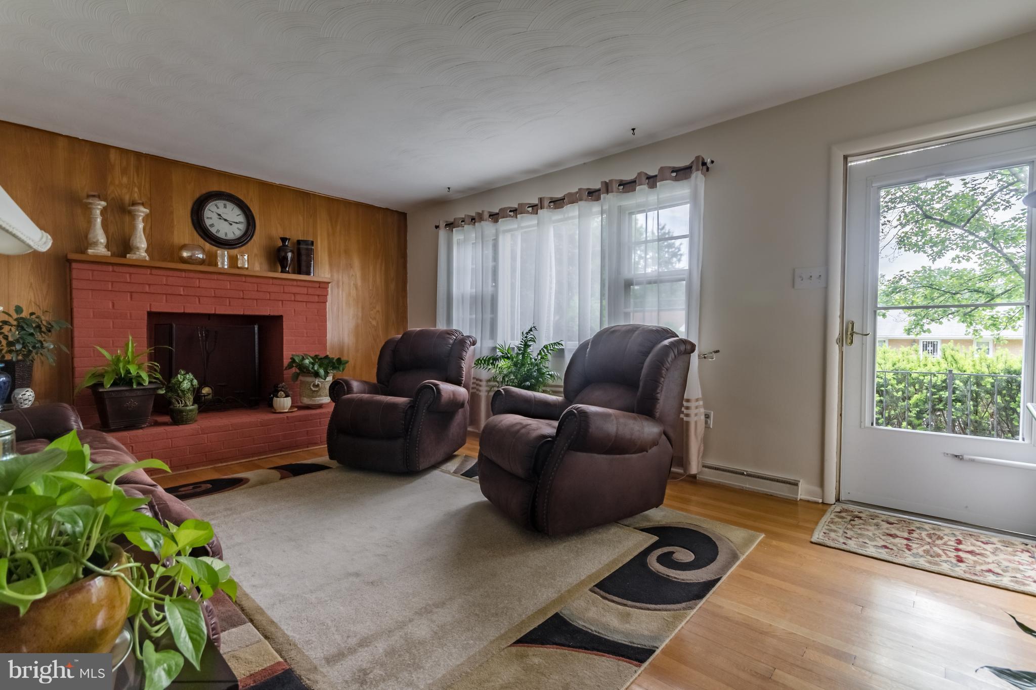337 George Street Winchester, VA 22601 - Photo 2 of 27 Living Room