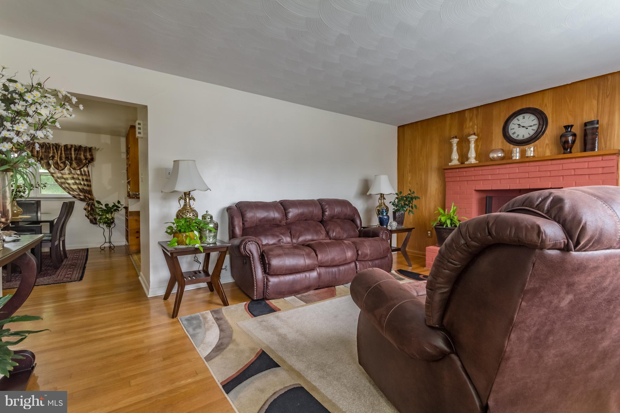 337 George Street Winchester, VA 22601 - Photo 4 of 27 Living Room