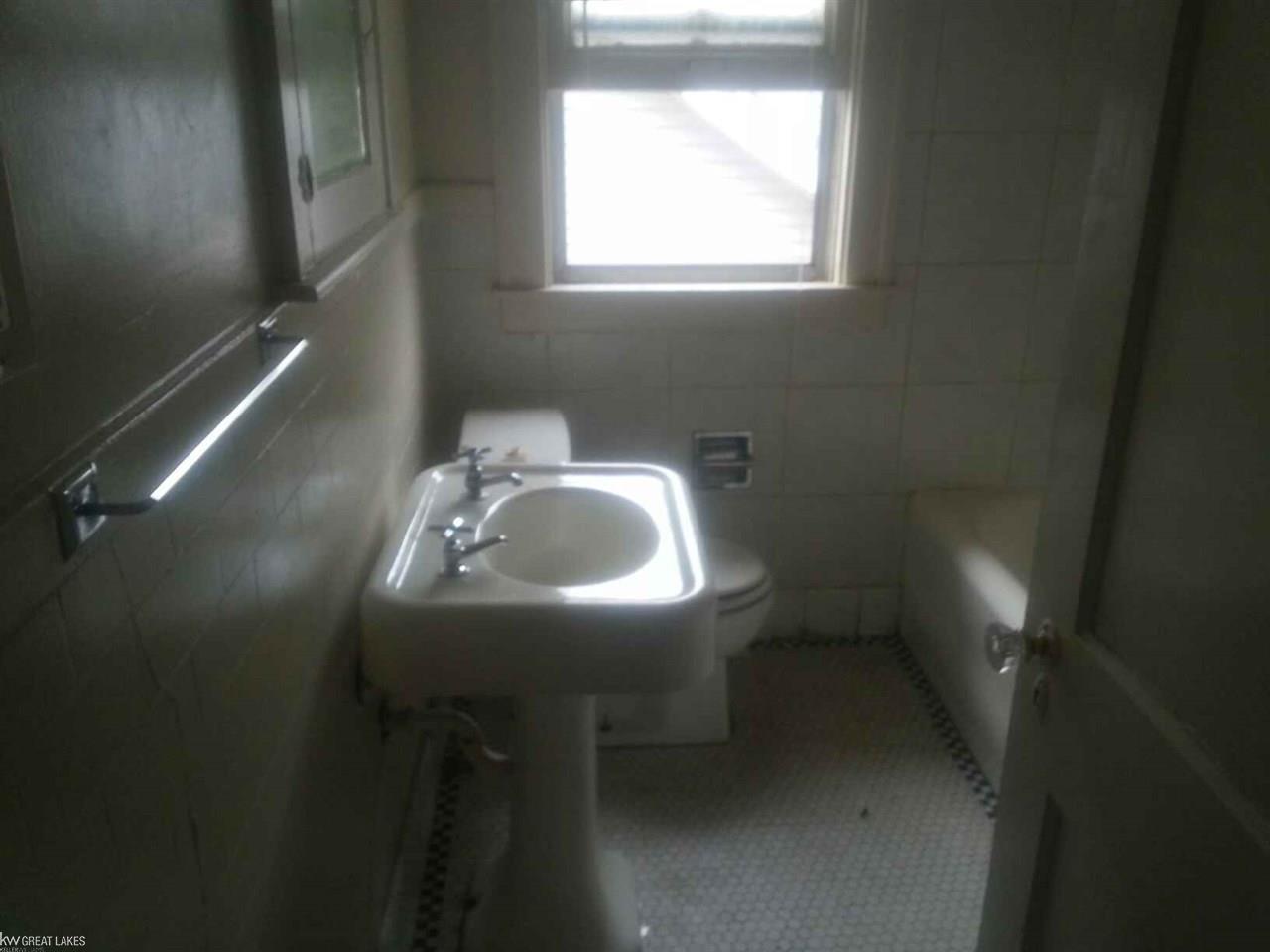 3944 Devonshire Road Detroit, MI 48224 - Photo 5 of 6 31246209-4.JPG