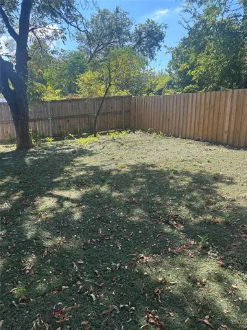 a view of a backyard