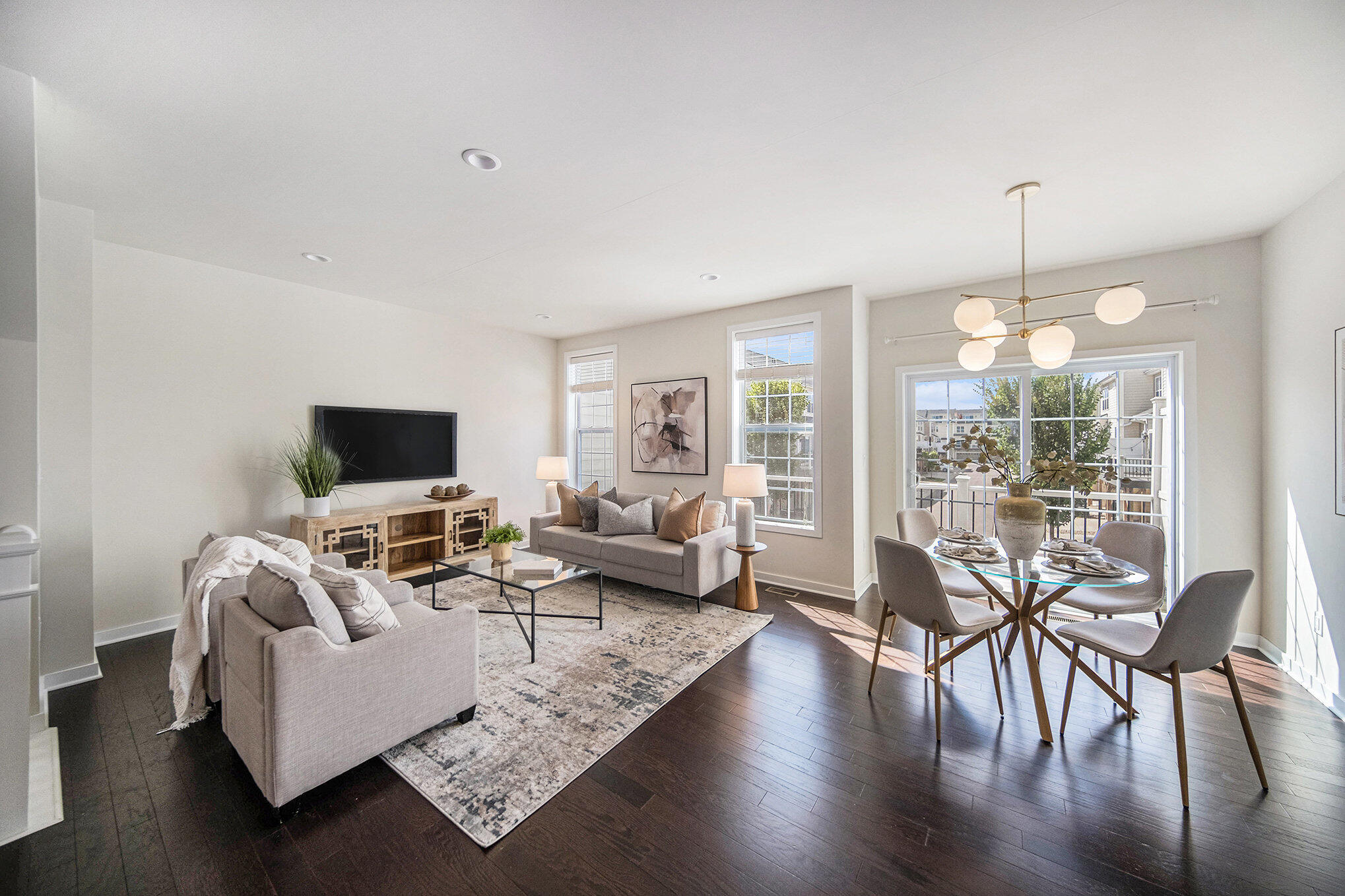 2856 Ridington Road Ann Arbor, MI 48105 - Photo 9 of 27 Livingroom/Dining area