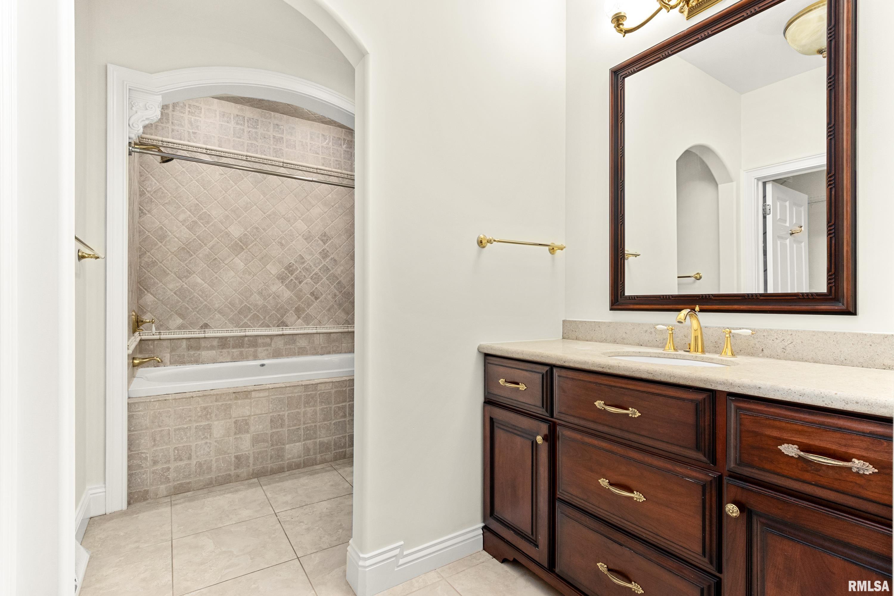 1811 Kern Road Washington, IL 61571 - Photo 41 of 95 Gallery Image 41