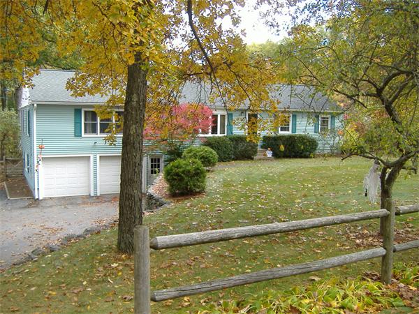 61 Hollis Road Lunenburg, MA 01462 - Photo 2 of 27 a front view of a house with garden