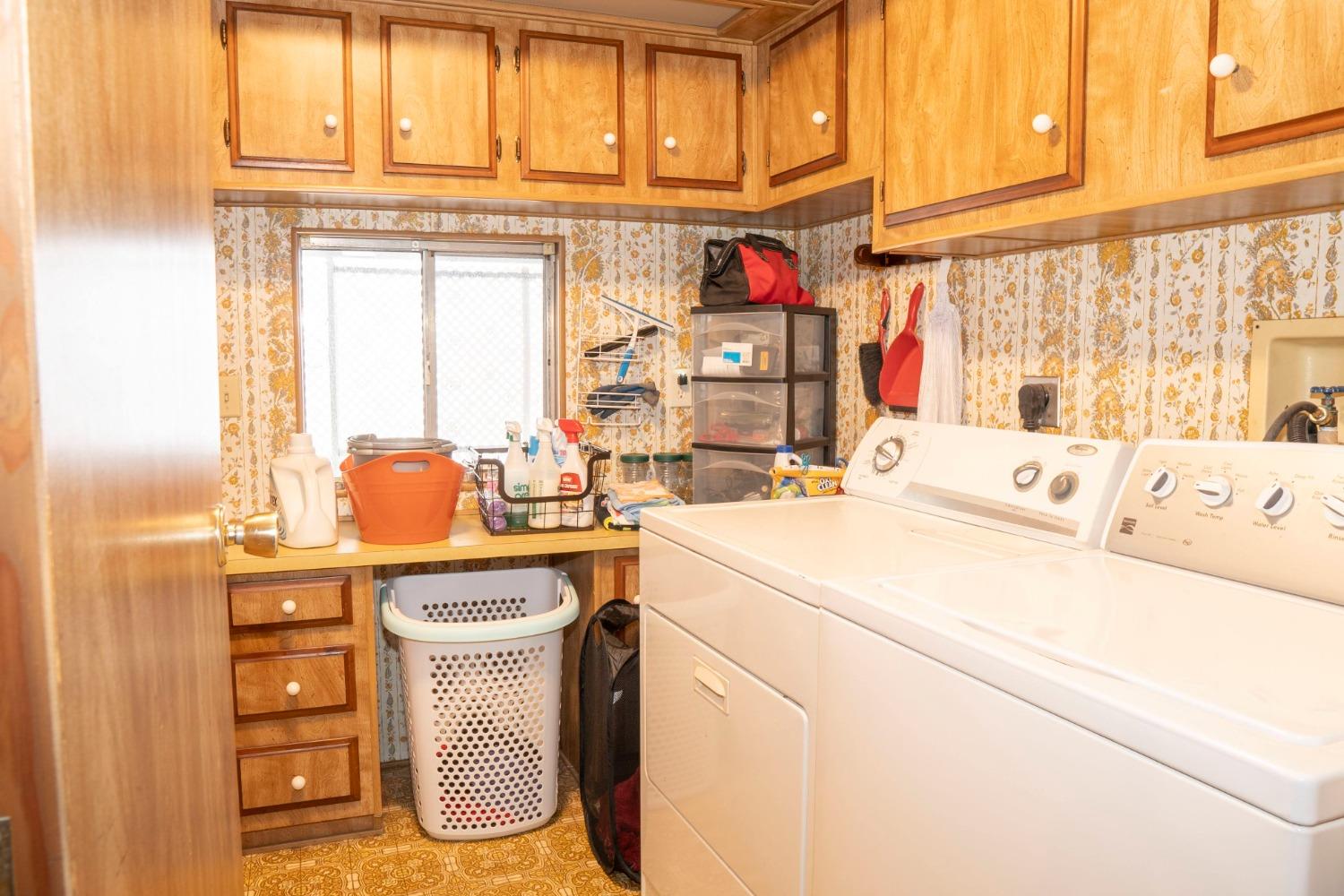 1500 Villa Avenue, Unit 117 Clovis, CA 93612 - Photo 17 of 31 a utility room with dryer and washer