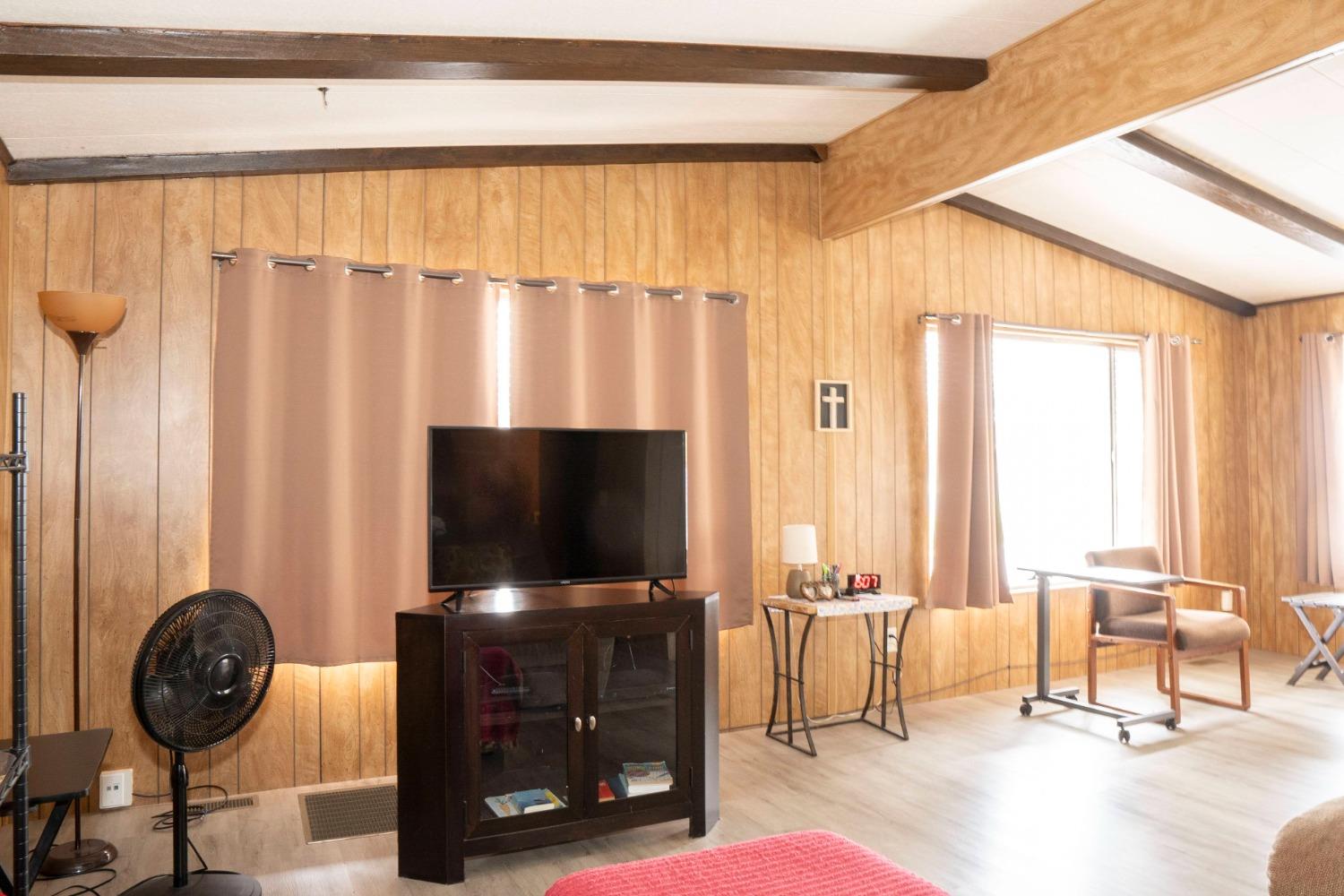 1500 Villa Avenue, Unit 117 Clovis, CA 93612 - Photo 10 of 31 a living room with furniture and a flat screen tv