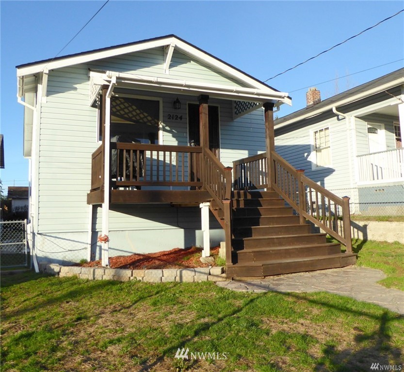 a view of house with small yard
