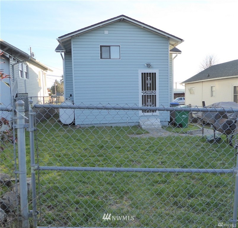 2124 7th Street Bremerton, WA 98312 - Photo 3 of 17 a house view with a backyard space