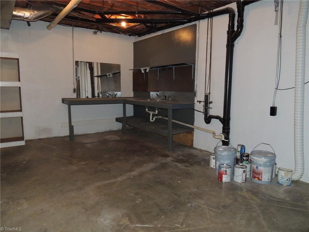 7522 Lasater Road Clemmons, NC 27012 - Photo 39 of 45 Workshop with sink