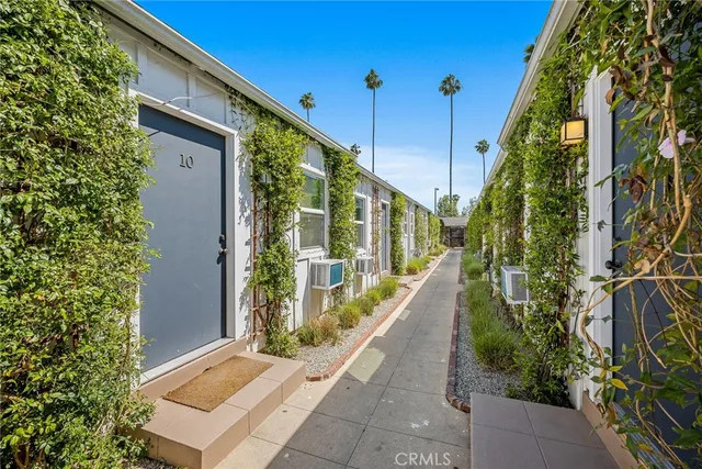 a view of a yard in front of the house